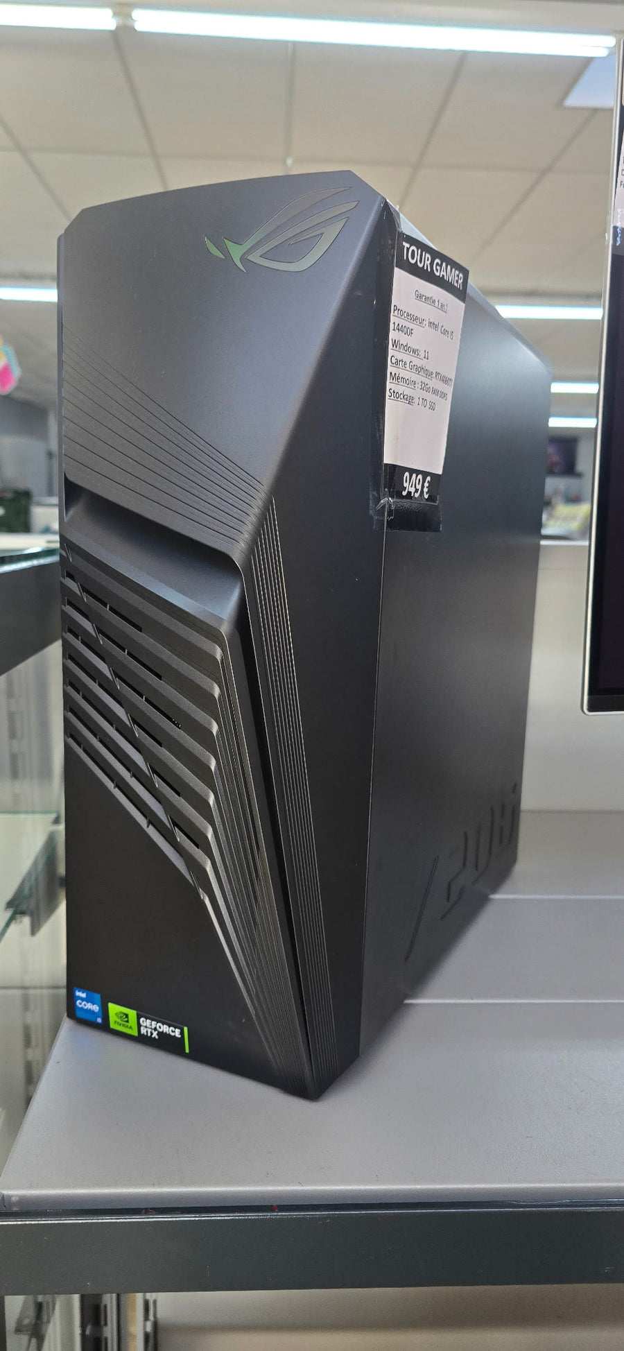 Tour gamer ASUS ROG noire posée sur le comptoir de la boutique, avec son étiquette de prix